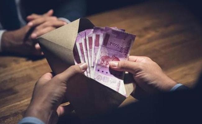 सहायक उर्दू अनुवादक 10 हजार रुपये रिश्वत लेते गिरफ्तार