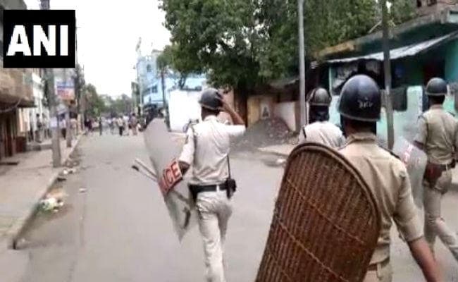पश्चिम बंगाल : रणक्षेत्र बना भाटपाड़ा, दो की मौत, कई घायल, पूरे क्षेत्र में धारा 144 लागू
