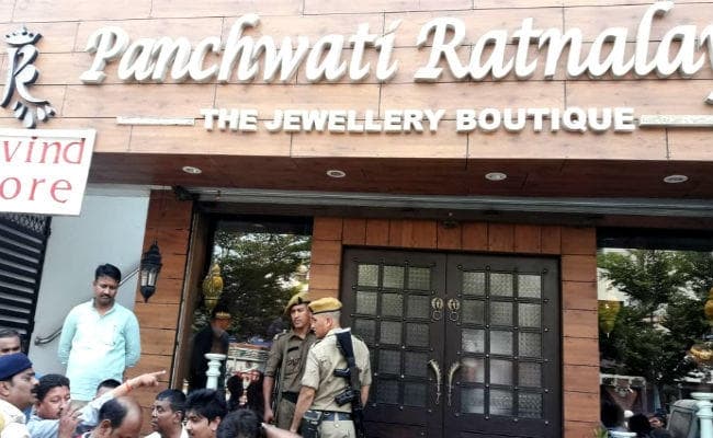 पटना : हथियार के बल पर ज्वैलरी शॉप से करोड़ों की ज्वैलरी लेकर फरार हुए अपराधी, एसआईटी गठित, मिले अहम सुराग