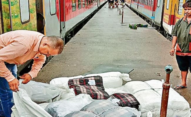 रांची : यात्रियों को मिला नया कंबल, अन्य ट्रेनों में भी कंबल, बेडशीट व तकिये जल्द बदले जायेंगे