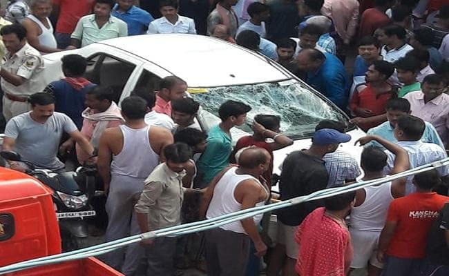 अनियंत्रित कार ने आईटीआई परीक्षा देने आये छात्र को कुचला, बवाल