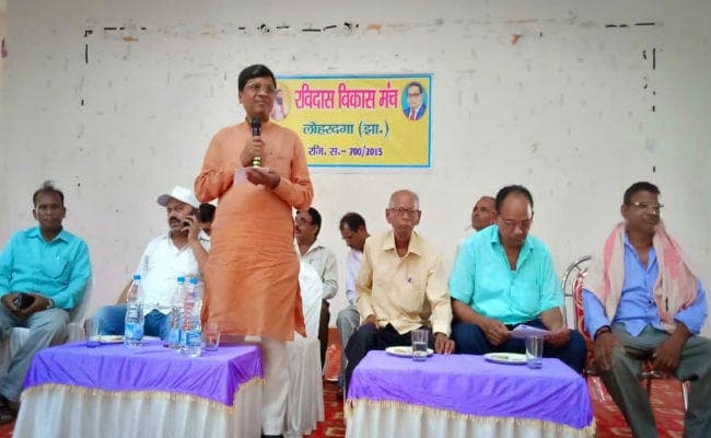 लोहरदगा : रविदास विकास मंच ने सांसद सुदर्शन भगत का किया नागरिक अभिनंदन