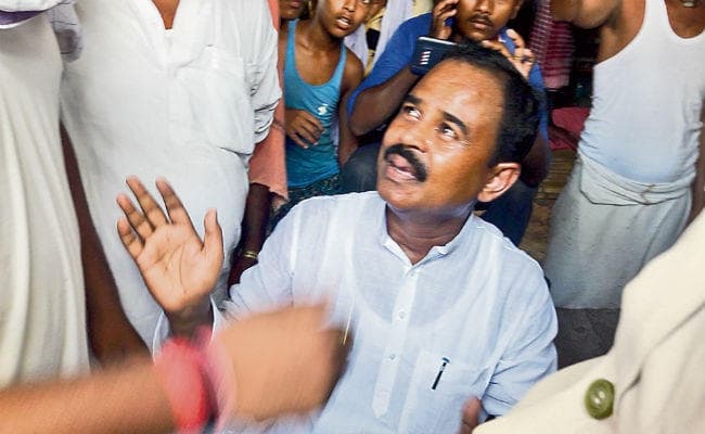 चमकी बुखार : वैशाली में ढाढ़स बंधाने पहुंचे विधायक को बनाया बंधक, मुजफ्फरपुर में इलाज करने आये एम्स के डॉक्टर निलंबित