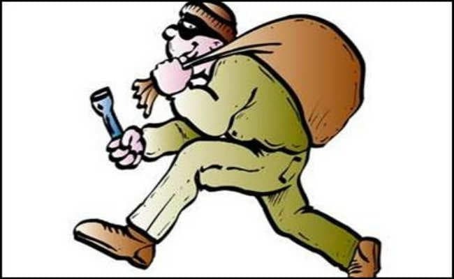 हर रात मरीज के परिजन रहते हैं चोरों से परेशान