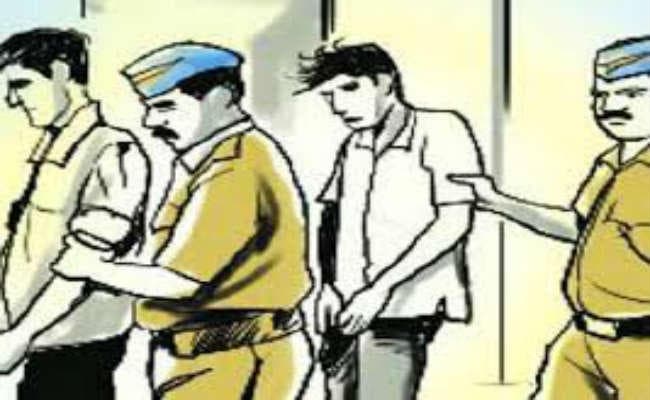 नशे में हंगामा करते दो युवक गिरफ्तार