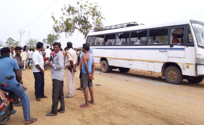 नवादा : हाईटेंशन की चपेट में आयी बस, तीन लोगों की मौत, दो दर्जन यात्री घायल