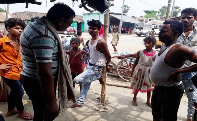 लड़की से फोन पर बात करने के आरोप में दबंगों ने युवक को खूंटे से बांध कर पीटा