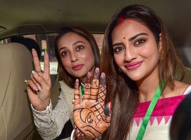 बांग्ला सिनेमा की मशहूर एक्ट्रेस नुसरत और मिमी कुछ यूं पहुंची लोकसभा, ली शपथ बांग्ला सिनेमा की मशहूर एक्ट्रेस नुसरत और मिमी कुछ यूं पहुंची लोकसभा, ली शपथ