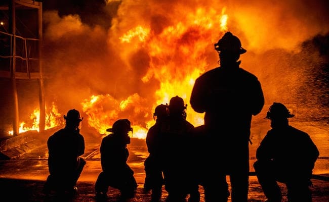 बिस्कुट कारखाने में लगी आग को बुझाने में दूसरे दिन भी लगे रहे दमकल कर्मी