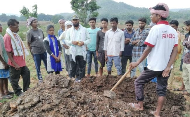 गुमला : वज्रपात से दो लोगों की मौत, अंधविश्वासियों ने मरे लोगों को जिंदा करने के लिए गोबर से ढका
