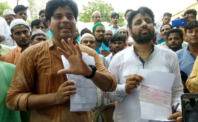 दिल्ली वक्फ बोर्ड प्रमुख पहुंचे खरसावां, तबरेज की बेवा को दिया 5 लाख का चेक व नौकरी का ऑफर