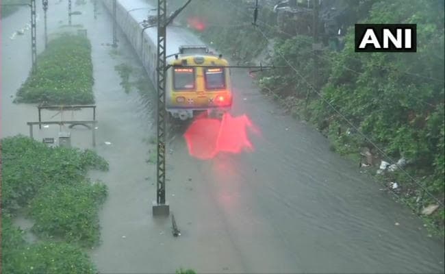 पहली बारिश में ही मुंबई पानी-पानी, जगह-जगह जलभराव, कई लोगों की मौत