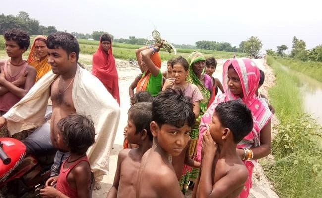 गरीबी के कारण नहीं किया अंतिम संस्कार, शव को नहर में फेंका