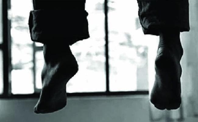 खून से लथपथ पड़ा था पत्नी का शव, फंदे से लटकता मिला पति