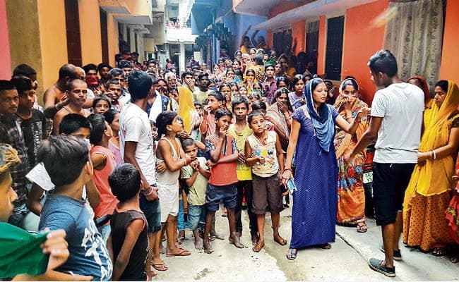 दानापुर : बंद कमरे से मिली बक्से में बंद महिला की लाश व फंदे से लटकता युवक, पति फरार