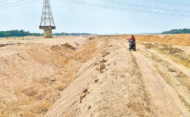 फल्गु नदी के लाल बालू का खत्म हुआ काला खेल, नेपाल तक था डिमांड, आज उगे हैं घास-फूस
