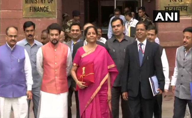 मुंबई हवाई अड्डे के मुख्य रनवे पर कई दिनों से फंसे ‘स्पाइसजेट” के विमान को हटाया गया