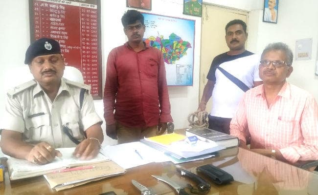 इचाक : पति और ससुर ने गला दबाकर की थी महिला की हत्या, दोनों गिरफ्तार