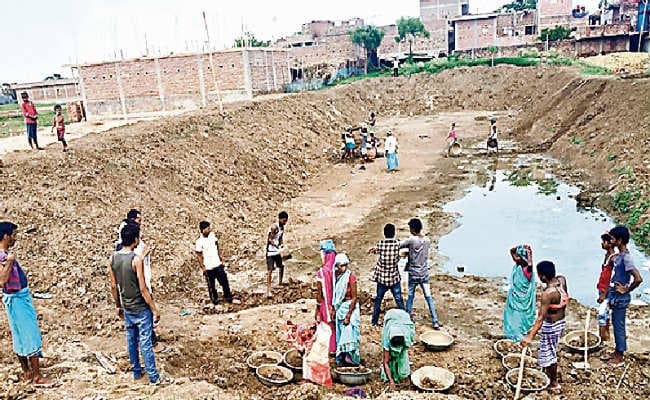 मसौढ़ी के लोगों ने कायम की मिसाल, खोदे तालाब तो 25 फुट पर मिलने लगा पानी