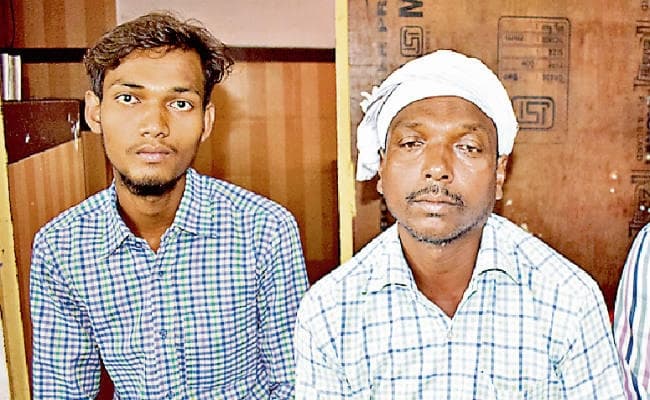 देवघर : मेधावी बेटे का एडमिशन कराने के लिए नहीं हैं पैसे