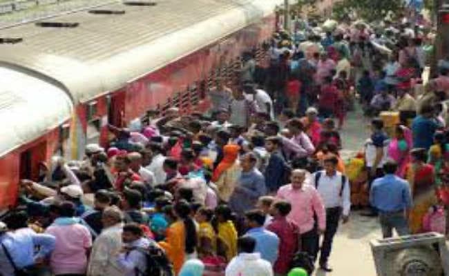 नवगछिया : ट्रेन पर चढ़ने के लिए होती है मारामारी