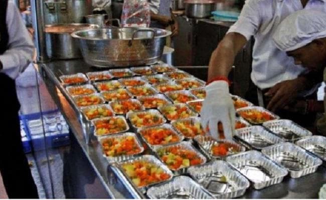 एयरपोर्ट की तर्ज पर अब इन ट्रेनों के पैंट्री कार कर्मी होंगे हाइटेक, यात्रियों को बोलेंगे गुड मॉर्निंग और थैंक यू