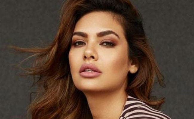 ईशा गुप्ता ने इस शख्स पर लगाया आरोप, कहा- पूरी रात मुझे घूरता रहा और...