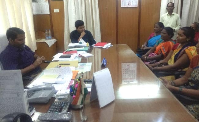 एक खराब चापानल को बनाने में नाकाम गुमला प्रशासन, ग्रामीण फिर पहुंचे डीसी के दरबार