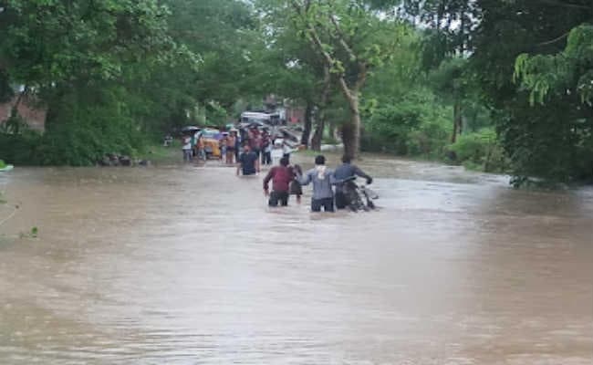 बारिश होते की तालाब में तब्दील हो जाती है सड़कें, कोई सीवरेज सिस्टम तैयार ही नहीं