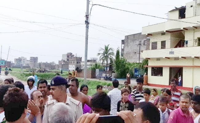 पटना : निजी स्कूल संचालक और स्थानीय लोगों में झड़प, पथराव, फायरिंग, लोगों ने दारोगा और गार्ड को बनाया बंधक