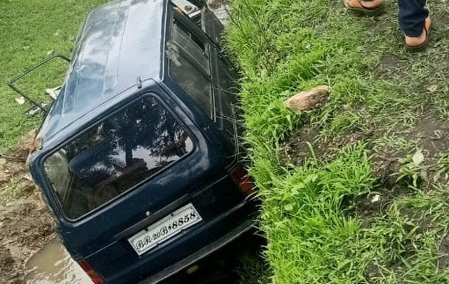 झारखंड : चतरा में मारुति कार ने चार छात्राओं को कुचला