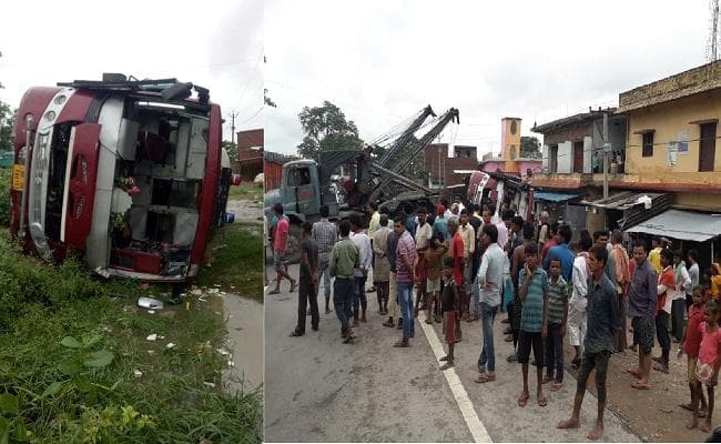 सीतामढ़ी : पटना से जनकपुर जा रही बस पलटी, एक दर्जन यात्री जख्मी