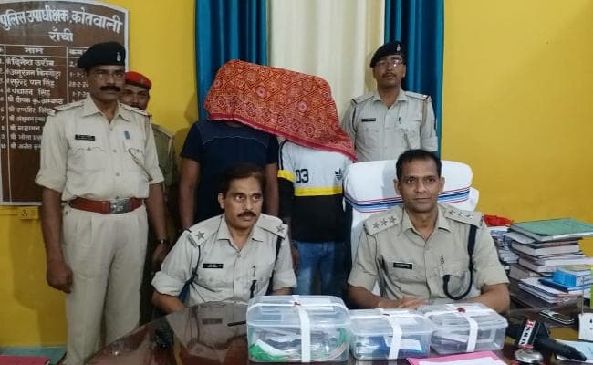 Ranchi : आपराधिक गिरोह बना रहे मोहम्मद सज्जाद समेत दो गिरफ्तार, हथियार बरामद