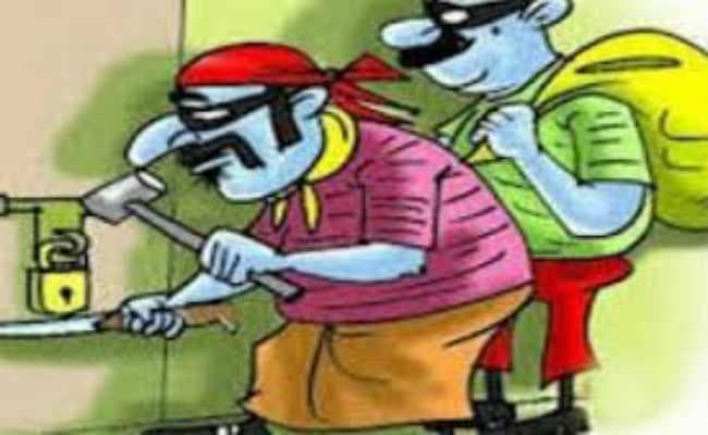 बैंककर्मी के फ्लैट से दिन में 6.5 लाख रुपये के गहने ले उड़े चोर