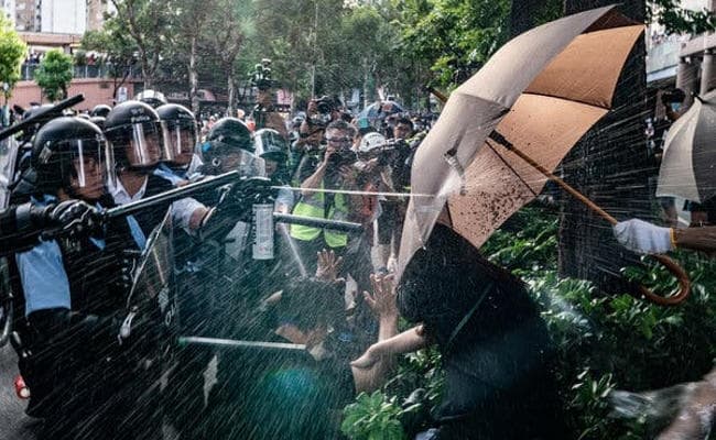 Hong Kong में चीनी कारोबारियों के खिलाफ प्रदर्शन के दौरान संघर्ष