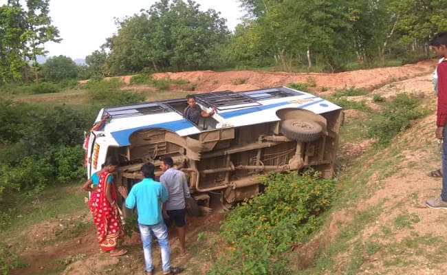 गोमिया : मिनी बस पलटने से आधा दर्जन स्कूली बच्चों सहित कई घायल