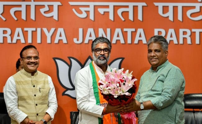 पूर्व प्रधानमंत्री चंद्रशेखर के पुत्र नीरज शेखर भाजपा में शामिल