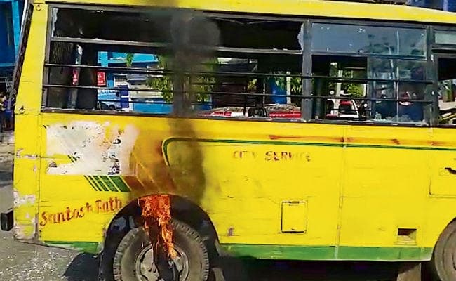 पटना : सिटी बस ने बाइक सवार दो युवकों को मारी टक्कर, उग्र लोगों ने लगायी आग