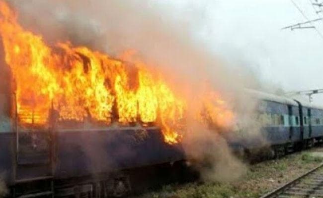 आरा : फरक्का एक्सप्रेस की बोगी में लगी आग