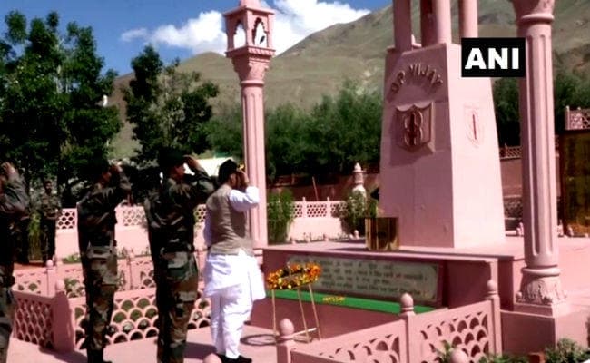 ऑपरेशन विजय: जम्मू कश्मीर पहुंचे रक्षा मंत्री राजनाथ सिंह, कारगिल के शहीदों को दी श्रद्धांजलि