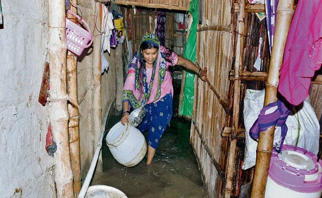 बाढ़ का कहर : घर में कमर तक पानी, रहने का ठौर नहीं, बारिश हुई तो नहीं जला चूल्हा, भूखे रहे बच्चे