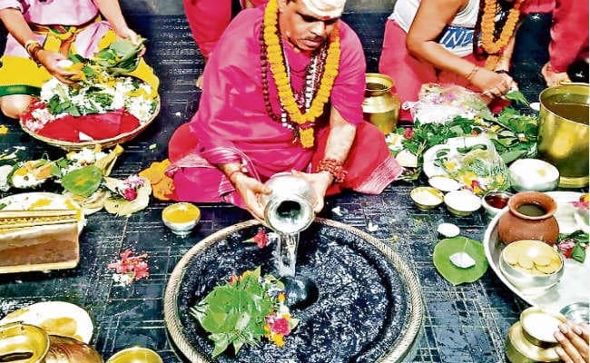 श्रेष्ठ है सोमवारी पर शिवलिंग-पूजन, जानें पूजा की विधि
