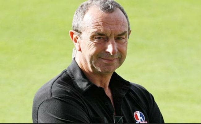 अंग्रेज क्रिकेटर ने धौनी का उड़ाया मजाक, सोशल मीडिया पर फैन्स ने लगायी क्लास