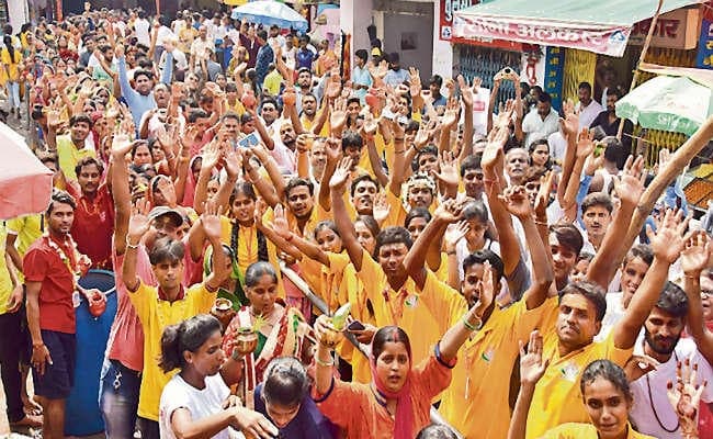 बाबा गरीबनाथ मंदिर में जलाभिषेक करने के दौरान भीड़ हुई अनियंत्रित, आधा दर्जन कांवरिया हुए घायल