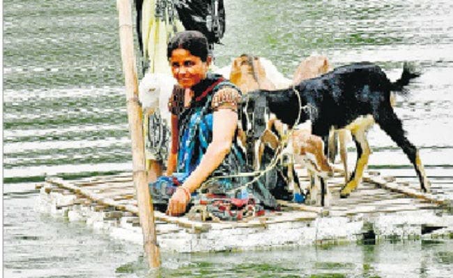 मुजफ्फरपुर बाढ़ : मुशहरी से कटे तीन गांव, नाव के सहारे गांव में आ जा रहे हैं ग्रामीण