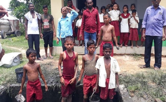 सरायकेला : शिक्षक ने बच्चों से करायी टंकी की सफाई, हंगामा