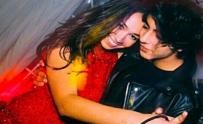 ''मिस्ट्री गर्ल'' के साथ दिखे शाहरुख खान के बेटे आर्यन...क्या ये लंदन वाली ब्लॉगर हैं ?