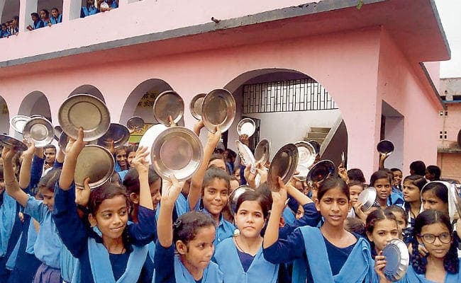 पटना : बच्चे करते रहे मिडडे मील का इंतजार