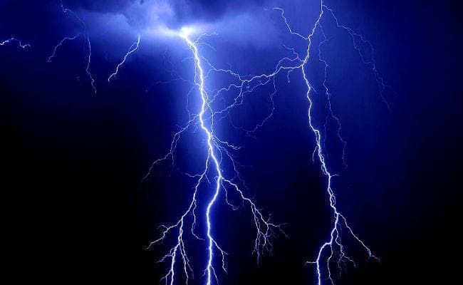 बक्सर :आकाशीय बिजली गिरने से दो सगी बहनों सहित चार लोगों की मौत, मुआवजे की मांग को लेकर लोगों ने जाम की सड़क