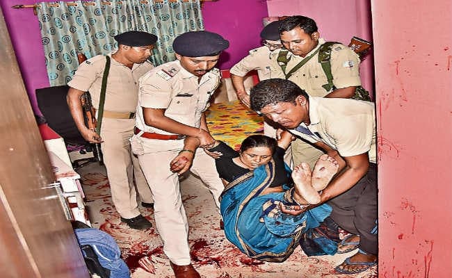 निलंबित दारोगा की करतूत : पत्नी समेत सास और साला को मारी गोली, सास की मौत, पत्नी और साला गंभीर